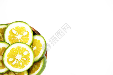 白色背景上的天然新鲜黄色柠檬圆片图片