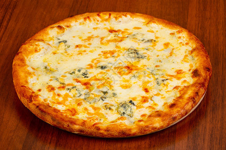 比萨四奶酪在木图片