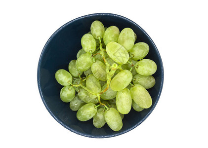 一块绿色的葡萄在盘子里孤立图片