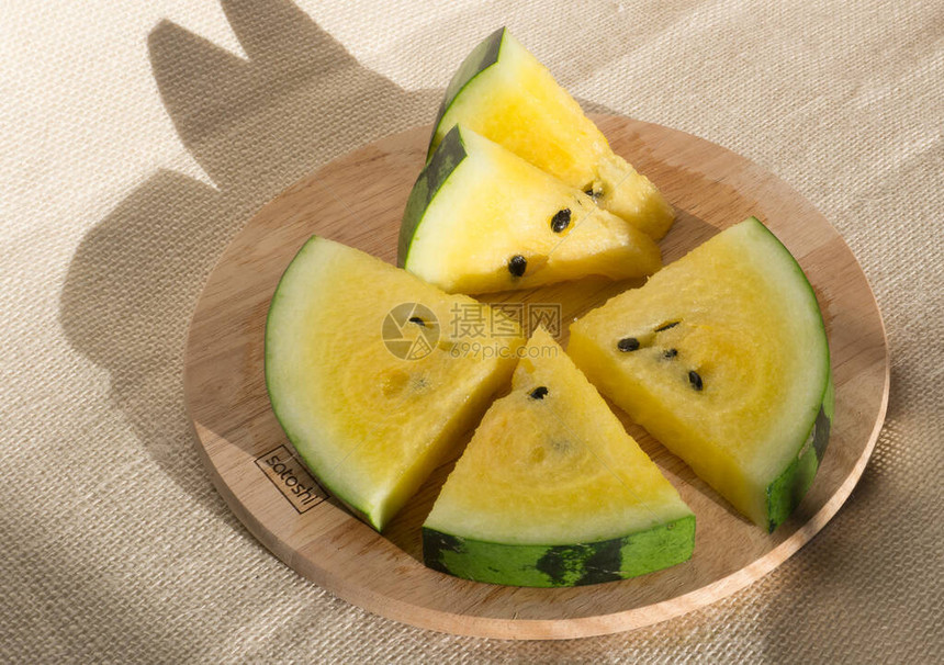 黄色西瓜切成楔形用于西瓜饮食西瓜片圈图片