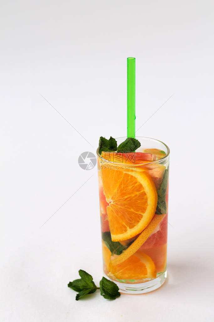橙色鸡尾酒和白底绿色薄荷脱毒柑橘鸡尾酒健图片