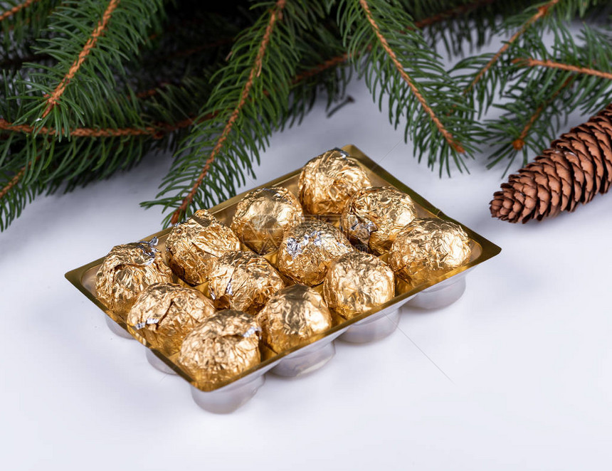 披着金宝石和圣诞树的巧克力菠萝子白色上图片
