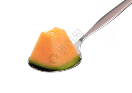 勺子与切碎的哈密瓜隔离在白色背景图片