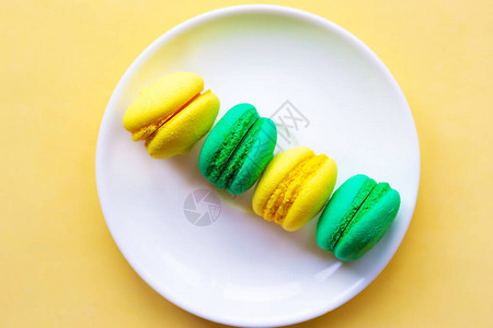 盘子上有黄的绿色甜美味图片