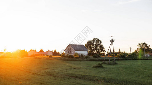 老式的白色房子在村子里的田野里图片