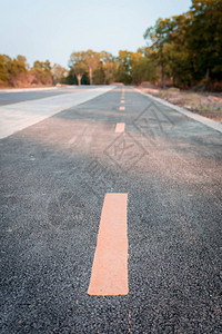 道路纹理上的黄线沥青表面图片