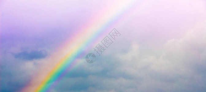 雷暴后多云天空中的五彩虹图片
