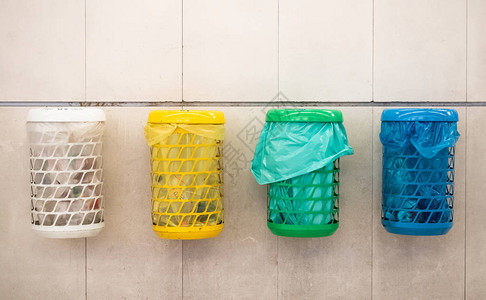 以不同颜色的挂篮代表废物的单独收集回收概念水平视图HNa图片