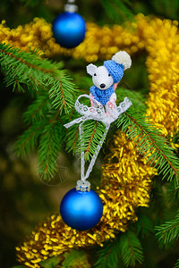 乳白色小老鼠在圣诞树上图片