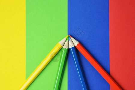 四种不同颜色的蜡笔将一个区域分为四个层次图片