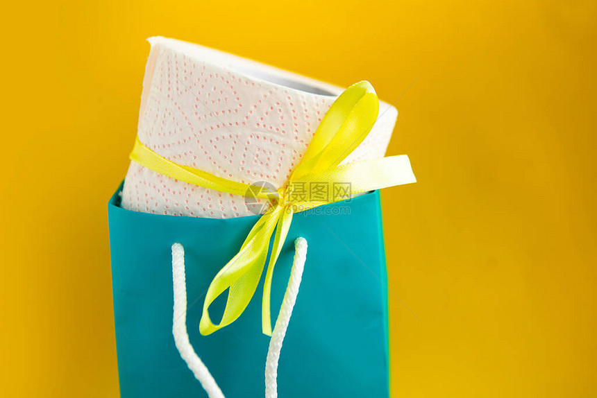 卫生纸卷与包装中的礼品蝴蝶结图片