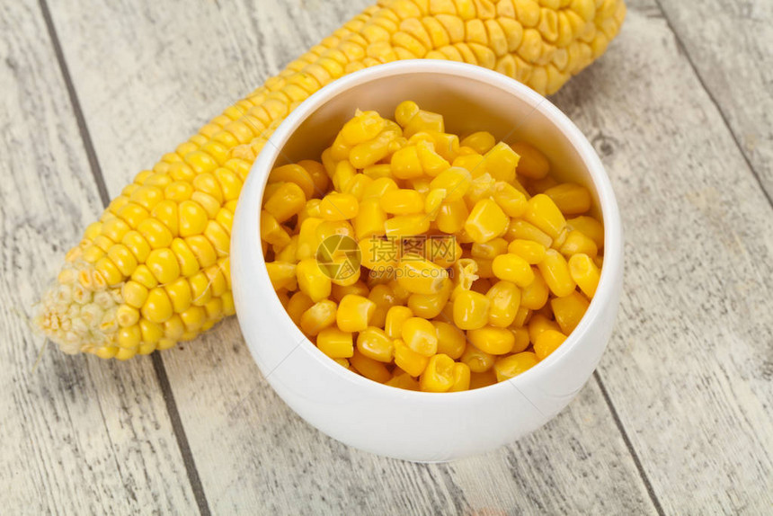 碗里甜嫩的玉米种子图片