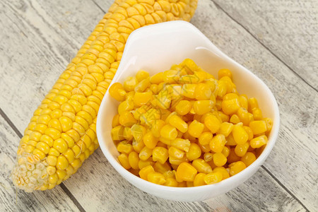 碗里甜嫩的玉米种子图片