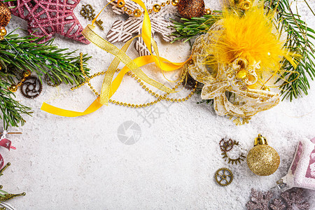 带有嘉年华面罩圣诞树黄色和粉色节日装饰的平板框图片