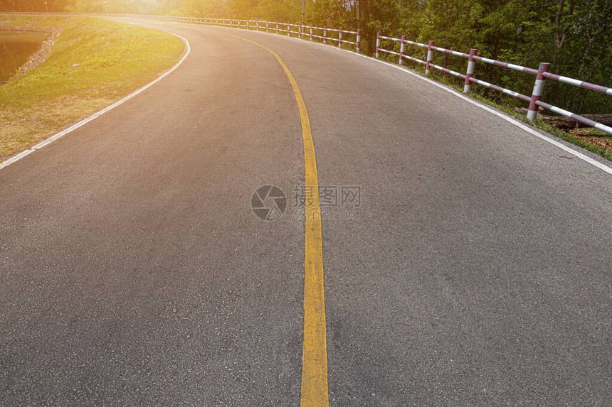 农村道路有石灰板标记线图片