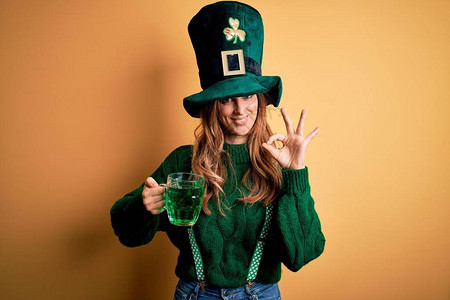 穿着帽子喝一罐绿色饮料的漂亮女人图片