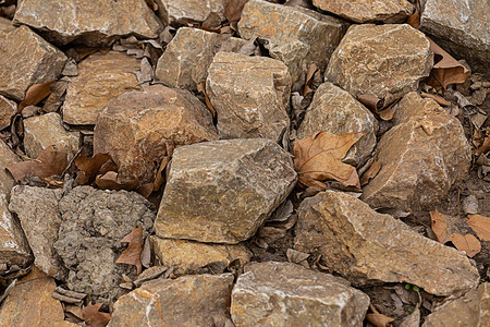 许多可腐岩石的褐色形态温和而坚固的岩石图片