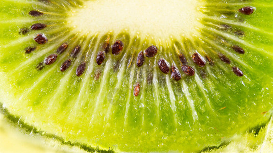 Kiwi水果切成两半图片
