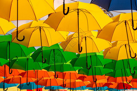 色彩鲜艳的吊伞作为热带图片