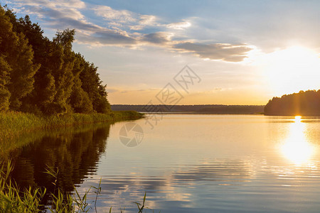 在美丽的日落湖边图片