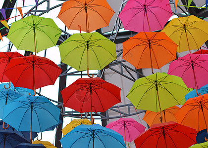 许多五颜六色的雨伞关闭图片