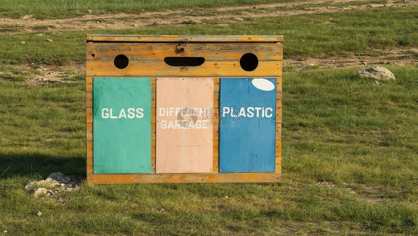 用于单独收集废物的容器街道上的木制垃圾箱根据垃圾的来源和是否适合回收或再循环图片