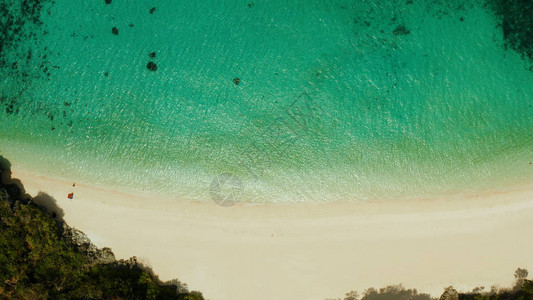 带波浪和绿松石水的热带沙滩图片