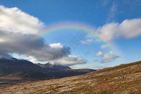 在加拿大高山的彩虹下坠云图片