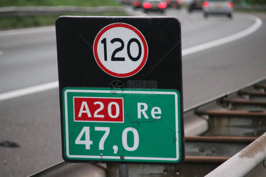 A20号高速公路上的距离标志图片