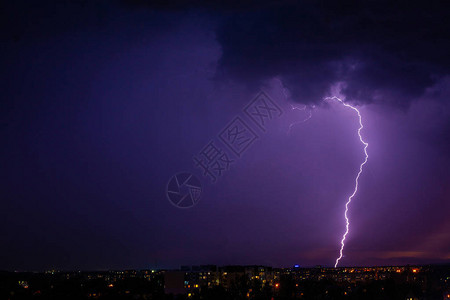 雷击风暴笼罩城市紫光背景图片