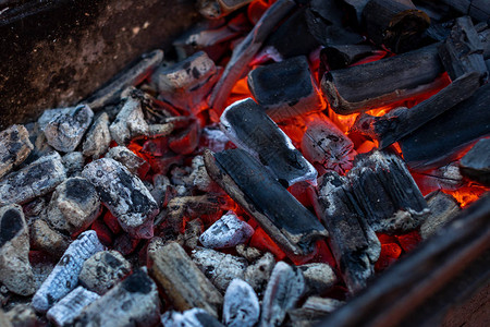 用火准备烹饪肉烧烤的煤特写图片