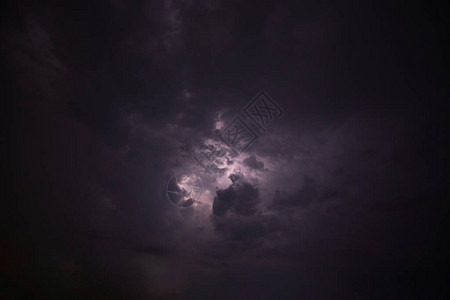 夜间闪电和雨云图片