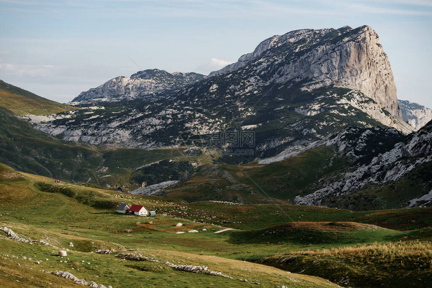 在黑山的一座落基山脉的背景下图片