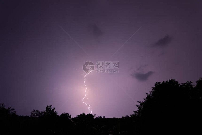 夜间雷击图片