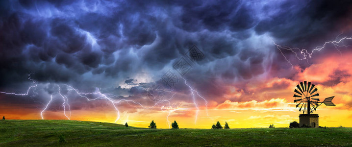 雷暴和闪电在乡村领域的日落图片