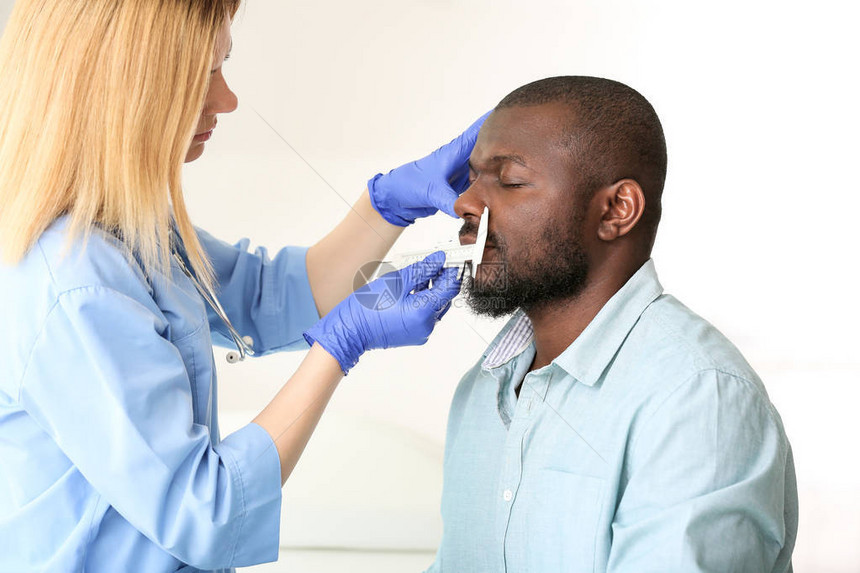 在诊所手术前与整形外科医生举行非裔美图片