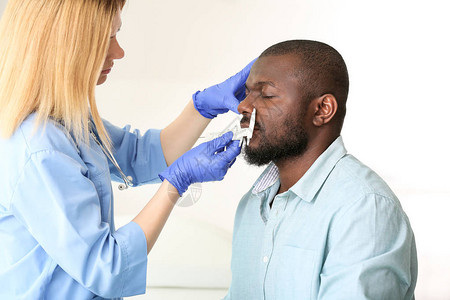 在诊所手术前与整形外科医生举行非裔美图片