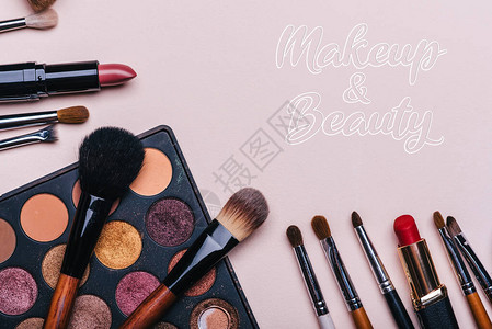 化妆和美容概念装饰化妆品在粉红背图片