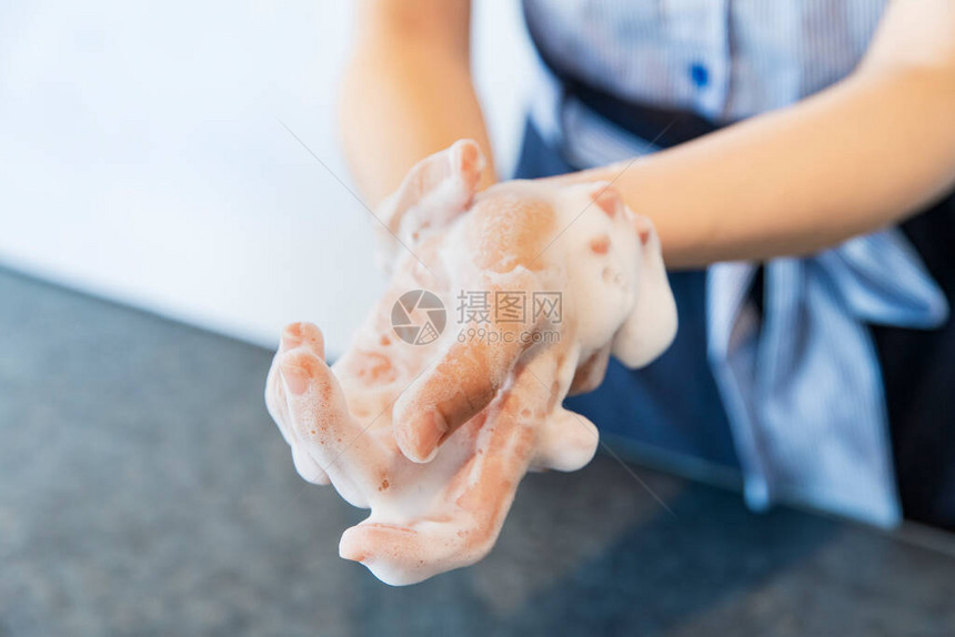 用足量洗手液仔细洗手的特写照片图片