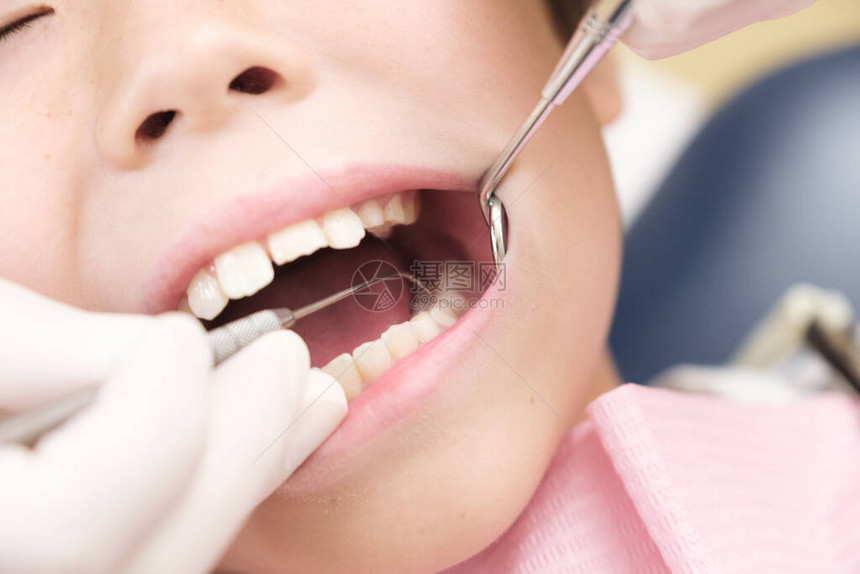 日本儿童接受牙科检查图片