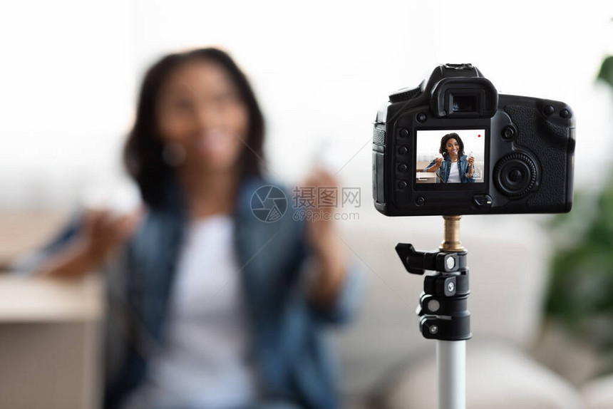 非洲女在家中的美容博客上录制视频图片