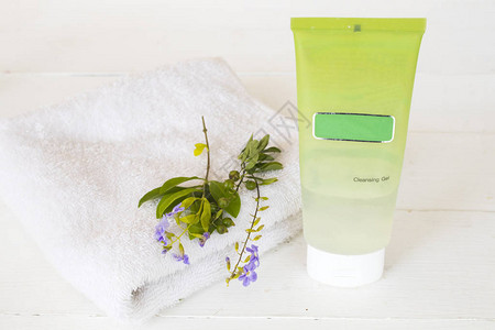 用于保健的皮肤面部敏感清洁凝胶和浴巾在白色的浴室图片
