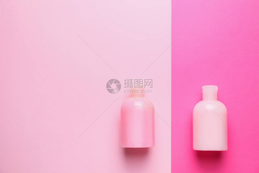 彩色背景上的洗发水瓶图片