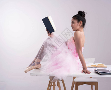 身穿粉红芭蕾西装的年轻美女图片