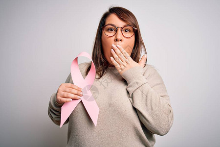 身着乳癌意识粉红丝带的美丽加体型女图片