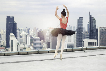 亚洲芭蕾舞女演员女孩在屋顶上练习芭蕾舞图片