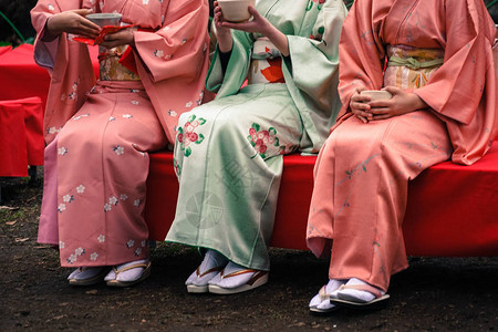 和服的妇女和茶馆和服图片