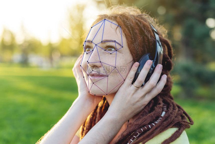 现代年轻女生物特征验证多边形网格人脸识别新技术的概念是图片
