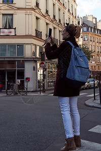在法国巴黎街上使用智能图片