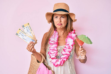 中年的西班牙女人穿着Hawaiian图片